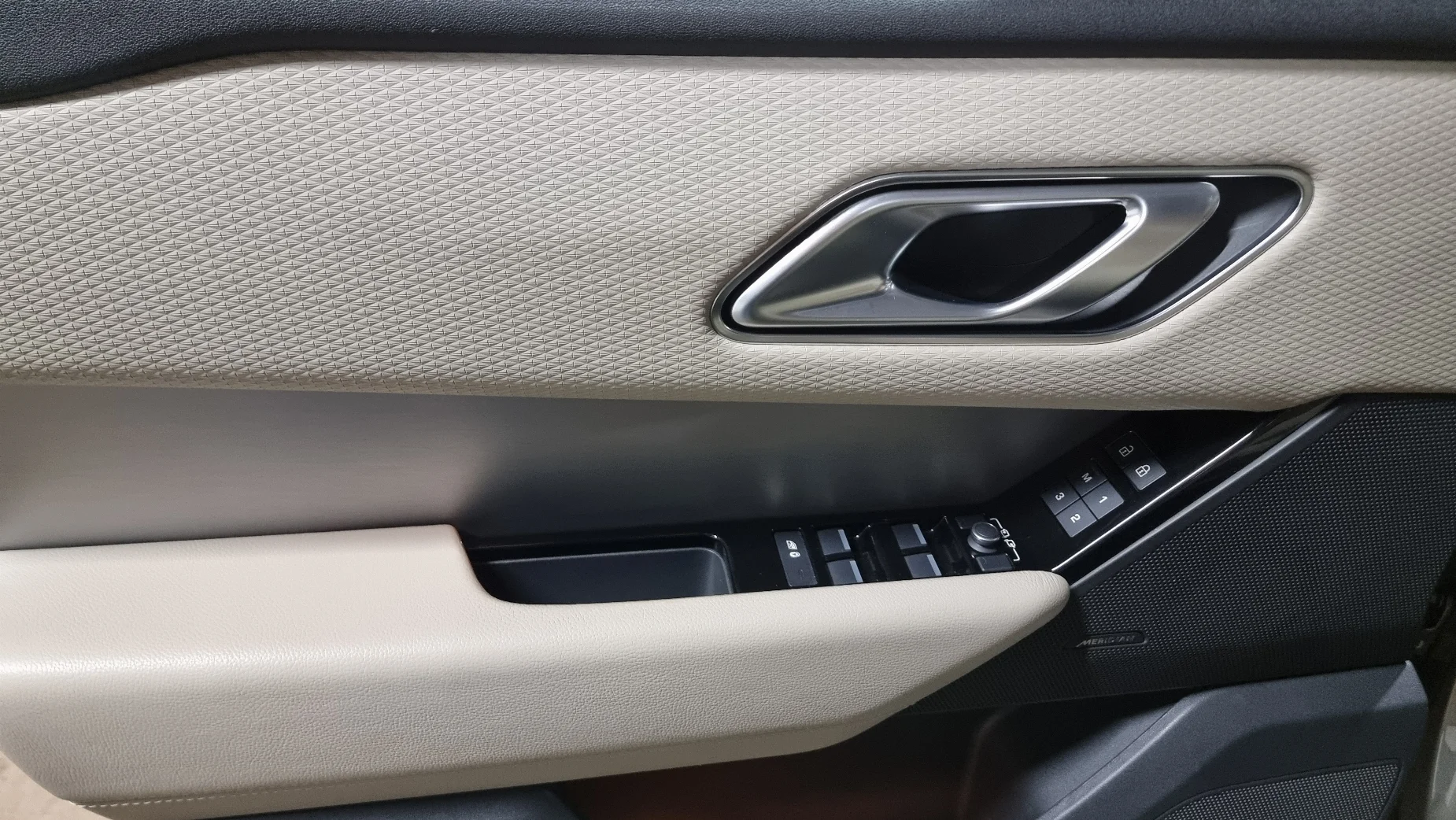 Land Rover Velar photo